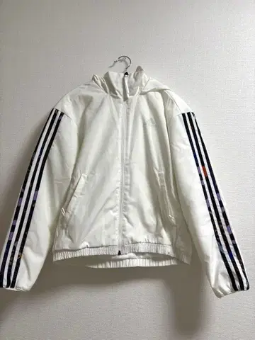 adidas 화이트 점퍼 후드 부착