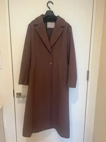 퍼 달린 브라운 롱 코트