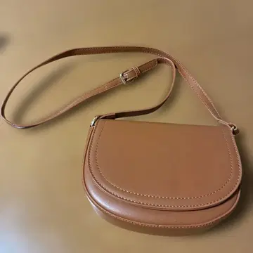 브라운 숄더백 트위스트 디자인