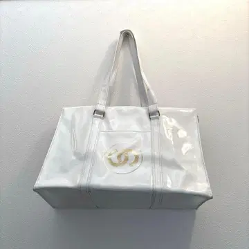 화이트 토트백 골드 컬러 로고 부착