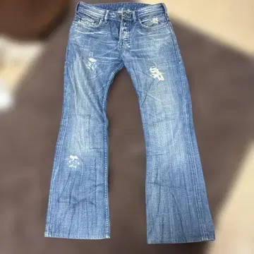 부츠컷 데님 라이트 블루 데미지 가공