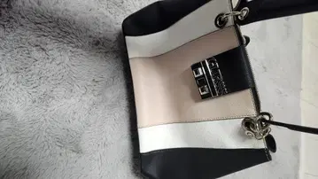 Guess 숄더백 블랙/화이트/베이지