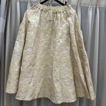 TRECODE 자수 장식 크림색 플레어 스커트