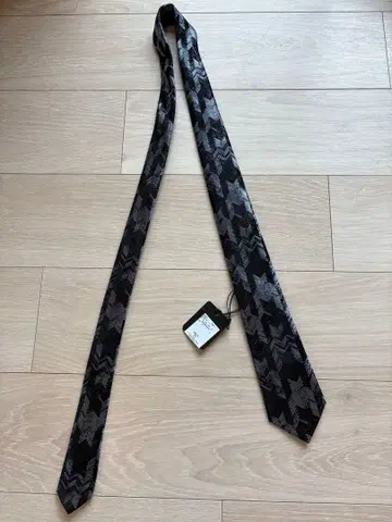 EMPORIO ARMANI 지그재그 패턴 넥타이