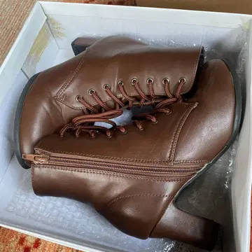 브라운 레이스업 부티