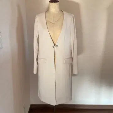 화이트 롱 코트