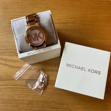 MICHAEL KORS 골드 MK 로고 손목시계