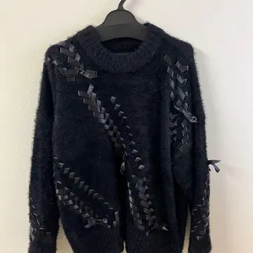 리본 장식 블랙 니트 스웨터 긴팔