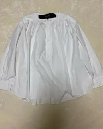 드로어 화이트 블라우스 개더 셔링