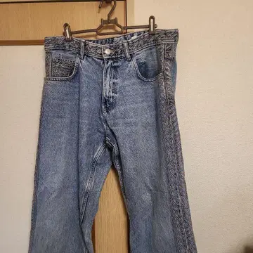 FW23 모델 ZARA 자수 사이드 라인 데님 팬츠