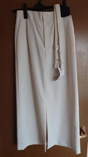 크림색 슬릿 타이 스커트