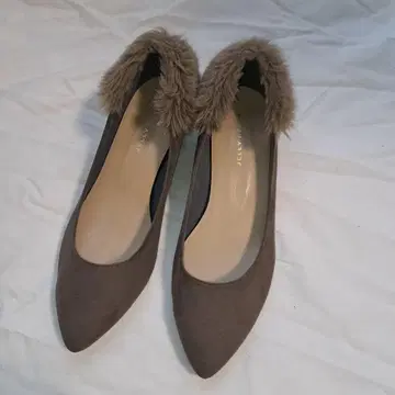 JELLY BEANS 베이지 스웨이드 퍼 포함 펌프스 24.5