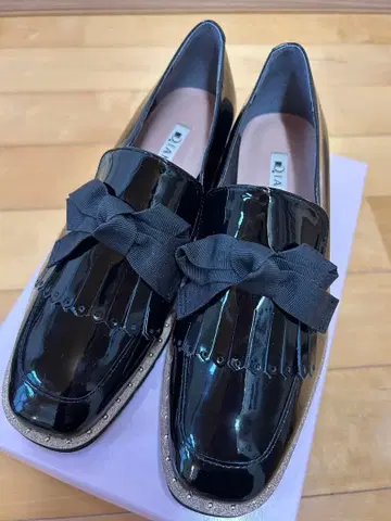 DIANA 에나멜 로퍼 (리본 스터드 포함)