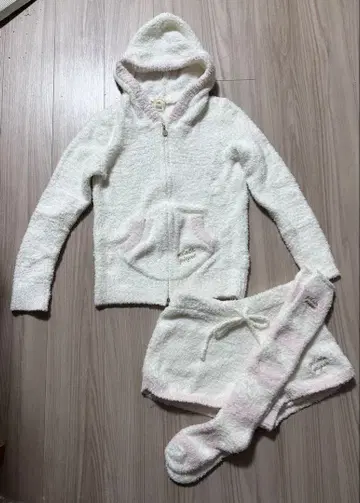 젤라피케: 플리스 파자마 세트 (후드티 숏팬츠 삭스)