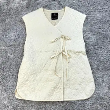 더블 클로젯 [ F ] 베이지 계열 퀼팅 베스트 리본 끈 포함 봄/가을