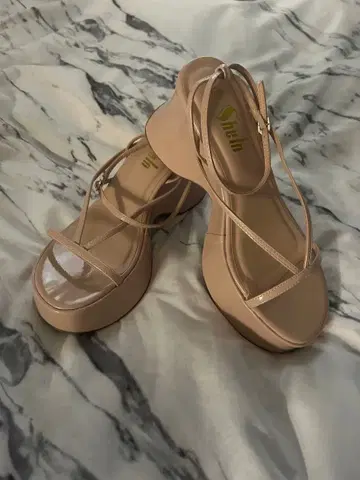 베이지 스트랩 샌들 웨지솔