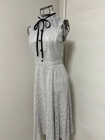 그레이 레이스 슬리브리스 원피스