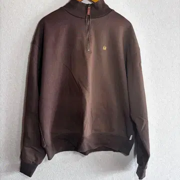 MUHET 뮤에타 하프 지퍼 맨투맨 브라운