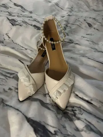 화이트 프릴 스틸레토 신발