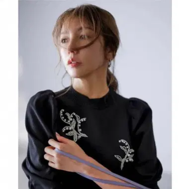 저스길리티 (M) 배색 비즈 자수 풀오버 퍼프 슬리브 긴팔 스즈란