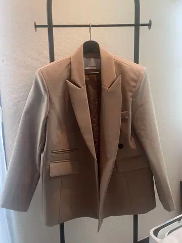 The Frankie Shop 베이지 테일러드 자켓