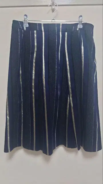 엔스위트 네이비와 골드의 턱 스커트 사이즈 5