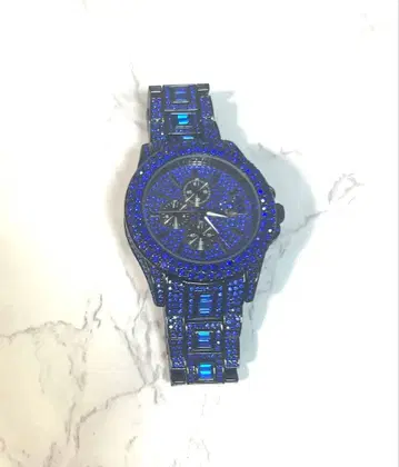 파란 비쥬가 달린 쿼츠 손목시계