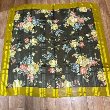 문배트 꽃무늬 대형 스카프 블랙 베이스 옐로우 컬러 테두리