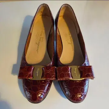 페라가모 다크 브라운 크로커다일 패턴 로우힐 펌프스 22.5cm