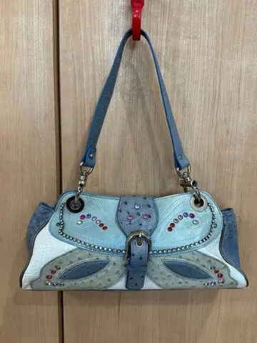 파랑과 화이트 비쥬가 달린 숄더백