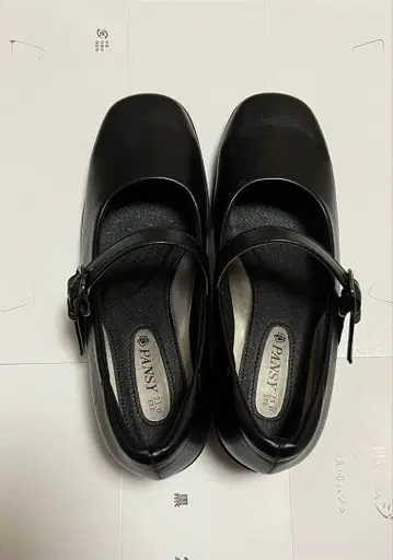 스트랩 포함 블랙 펌프스