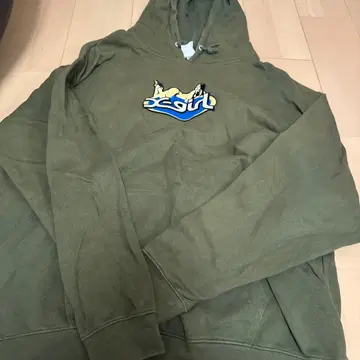 올리브색 자수 로고 후드티