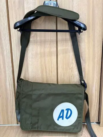 AD 로고 포함 올리브 숄더백