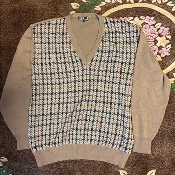 베이지 블랙 체크 V넥 니트