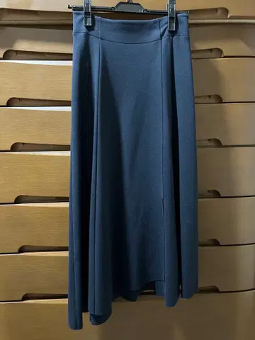 다크 그레이 플레어 스커트