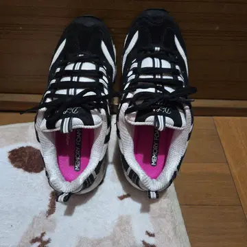 Skechers 메모리폼 스니커즈 블랙/화이트