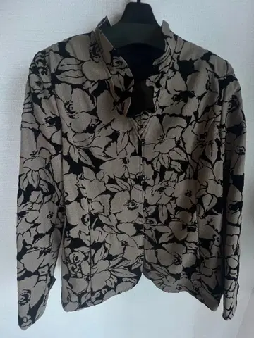 꽃무늬 자켓과 블랙 상의 세트