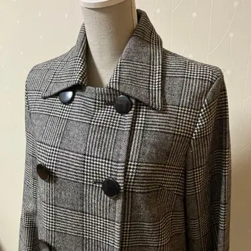 그레이 계열 체크 무늬 롱 코트