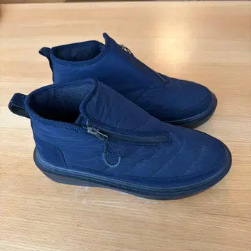 화이트 마운티니어링과 SUBU의 콜라보 부츠