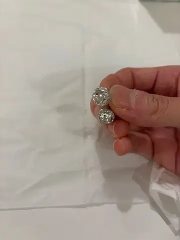 스와로브스키 다이아몬드풍 스터드 귀걸이