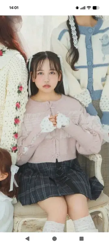 프릴 달린 핑크 니트 스웨터