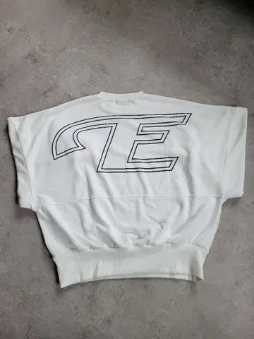 ENVYM 화이트 래글런 슬리브 맨투맨