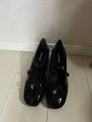 RANDA 모노그램 멜리 제인 펌프스