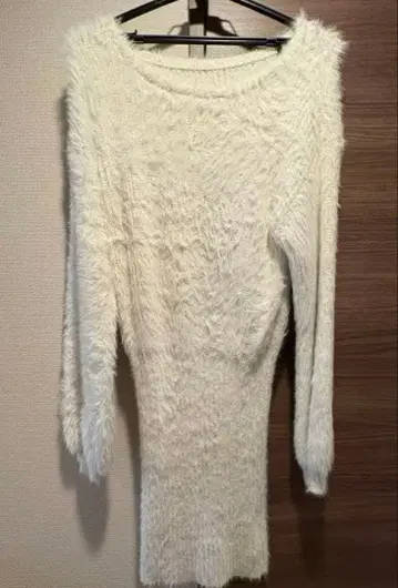 MURUA 화이트 퍼 오프숄더 니트