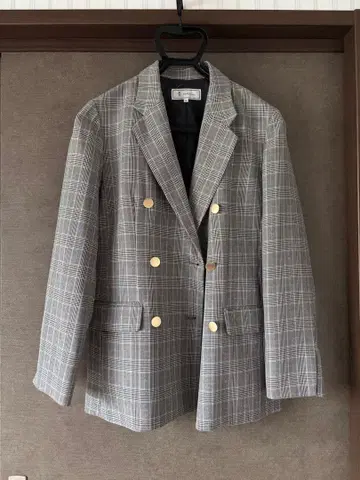그레이 계열 체크 더블 브레스트 자켓