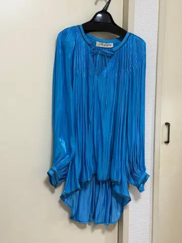 셰어스피릿 플리츠 디자인의 긴팔 셔츠