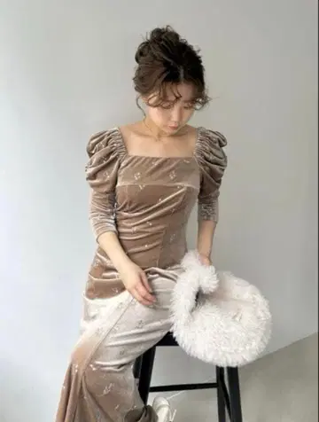 [ 완판템 ] 릴리 브라운 플라워 자수 스퀘어 넥 벨로아 원피스