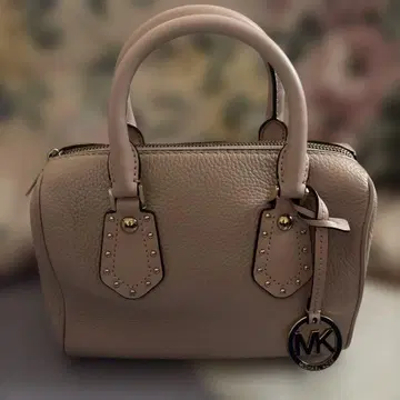 미사용에 가까운 Michael Kors 스터드 장식 핸드백
