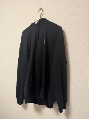 블랙 후드 부착 캐릭터 자수 속기모 후드티