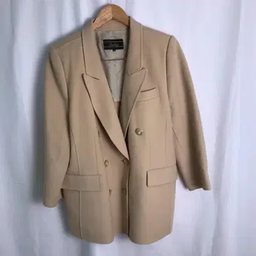 베이지 더블 브레스트 코트